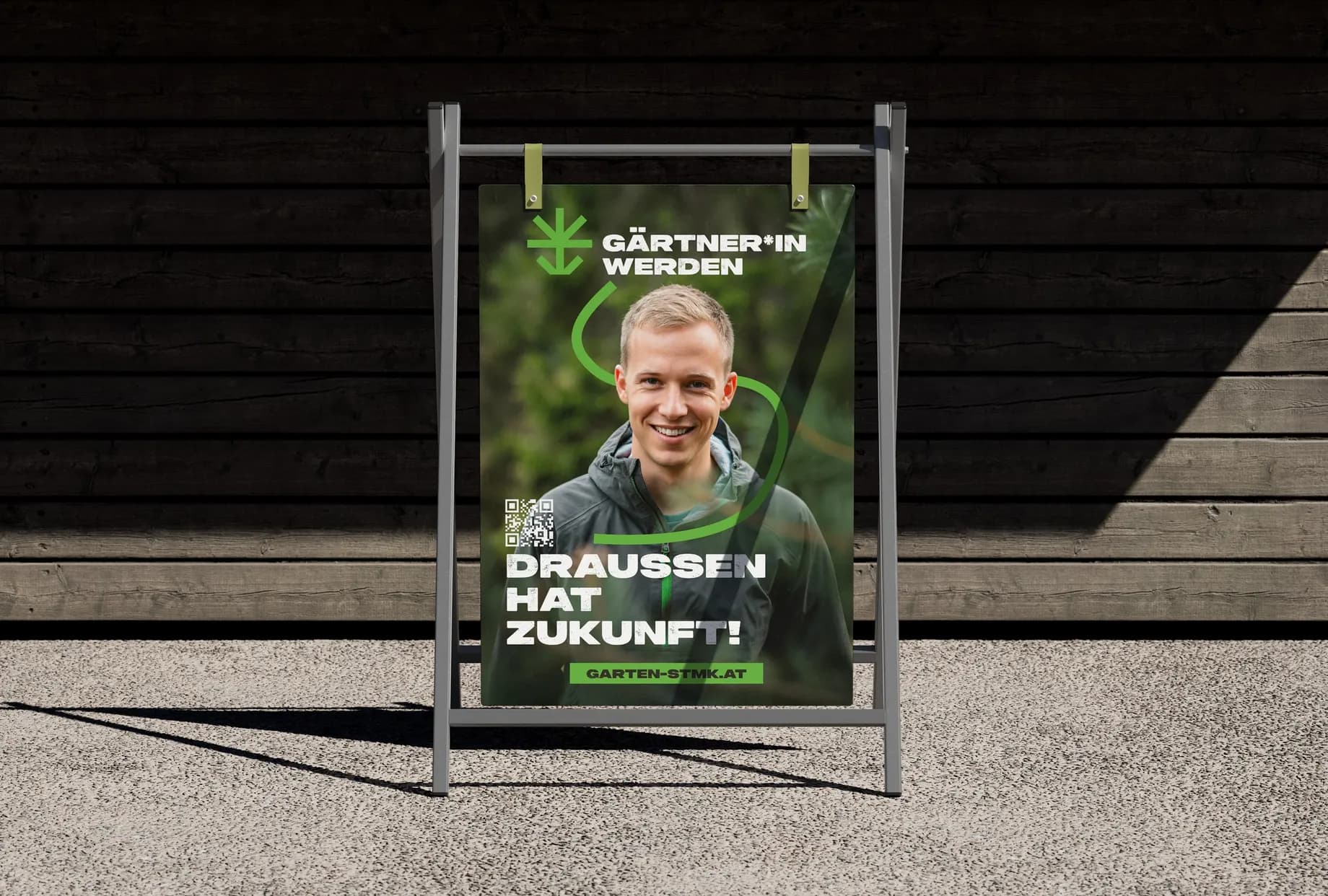 Kampagnenplakat „Draußen hat Zukunft!“ mit einem jungen Gärtner